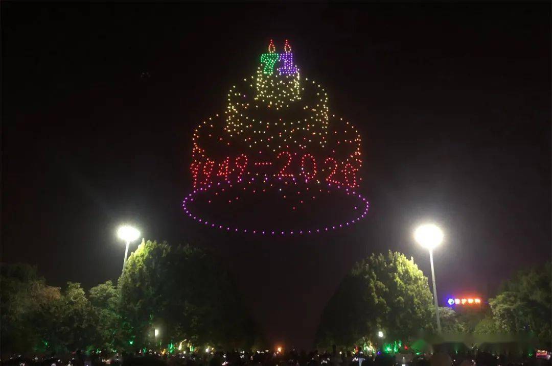 20:00分,无人机编队起飞,以夜空为幕,组合成一个巨大的生日蛋糕,祝贺