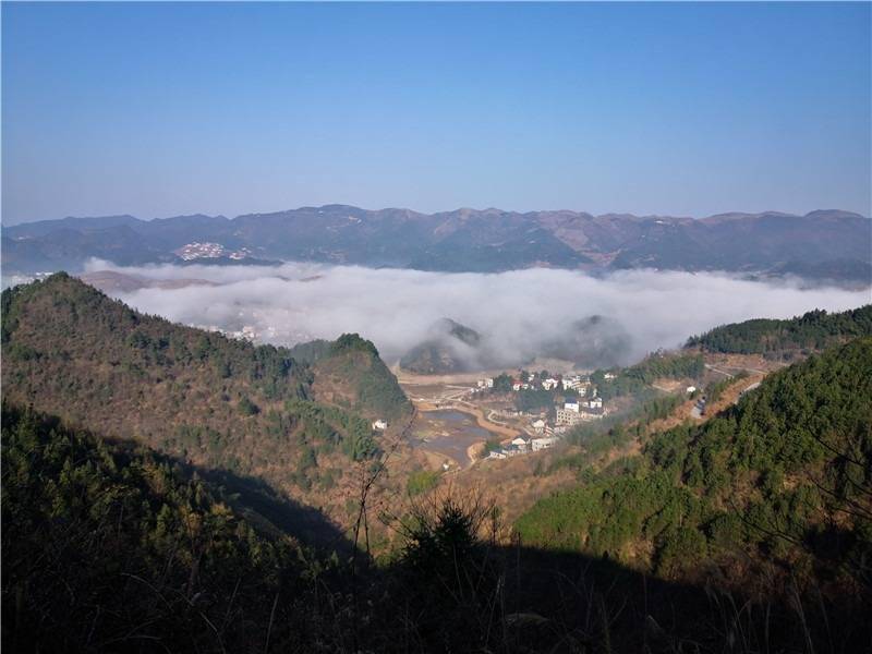 2月14日上午,湖南省涟源市古塘乡,附近村庄笼罩在云雾中.