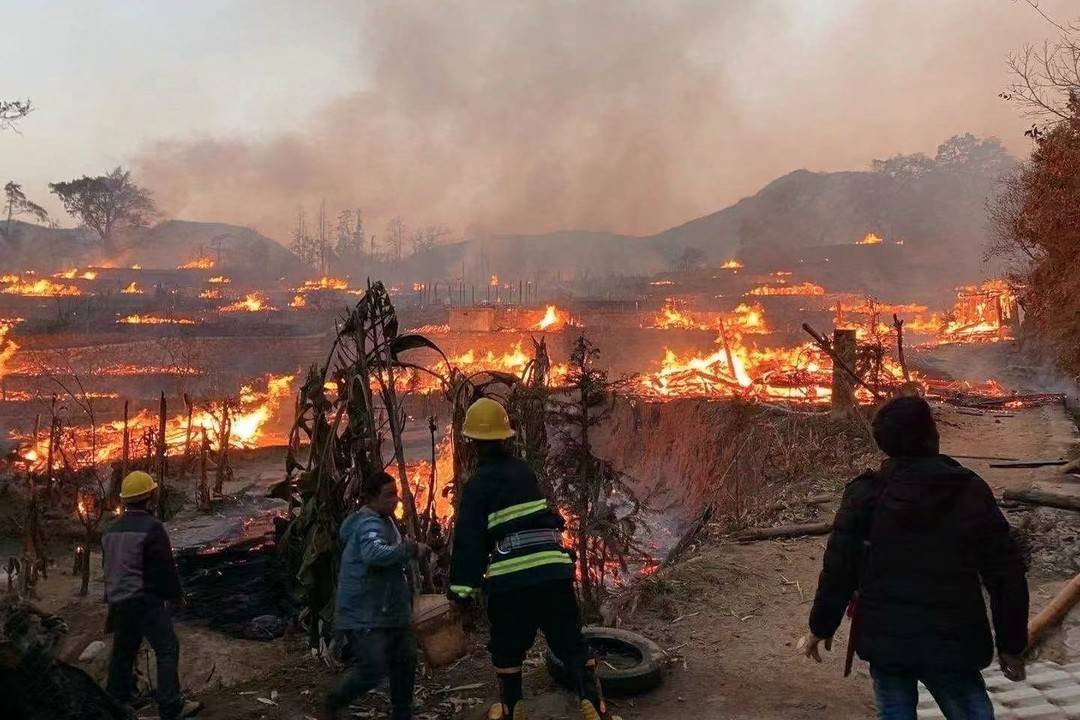 该县勐角民族乡翁丁村老寨火灾现场明火已经全部扑灭,至15日1时左右