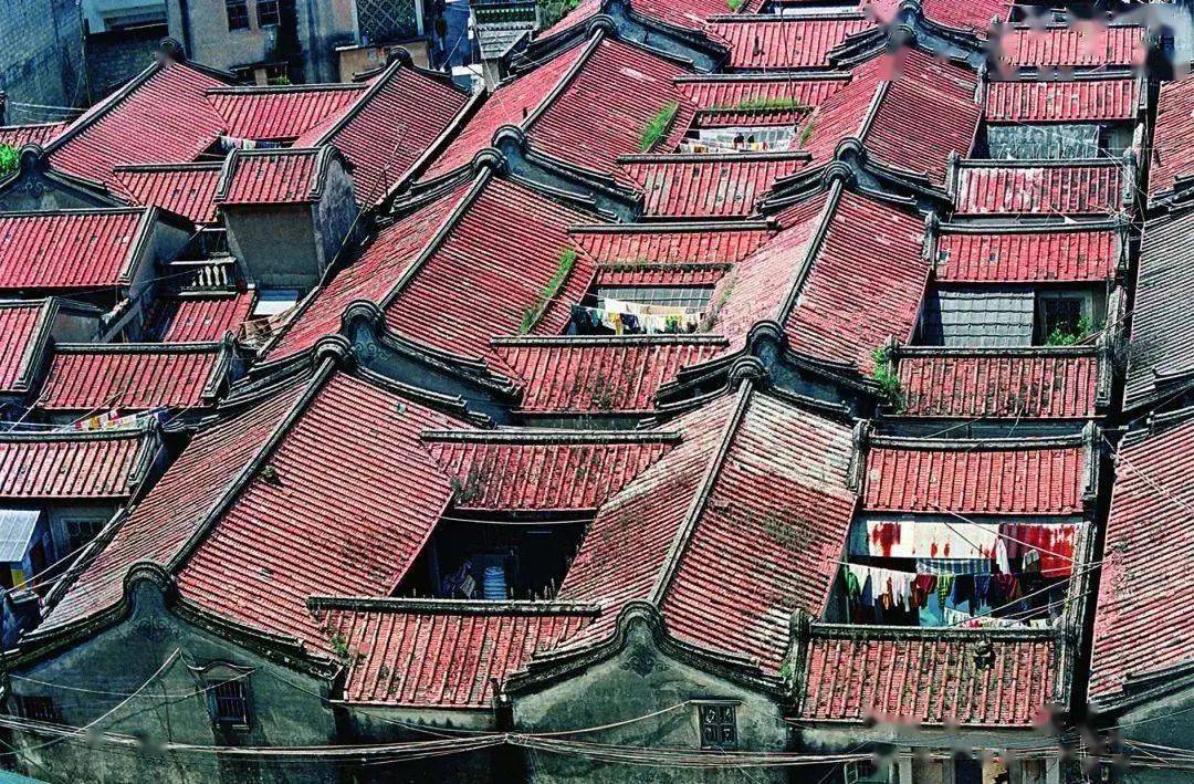 潮汕民居称"下山虎","四点金"和"竹竿厝".