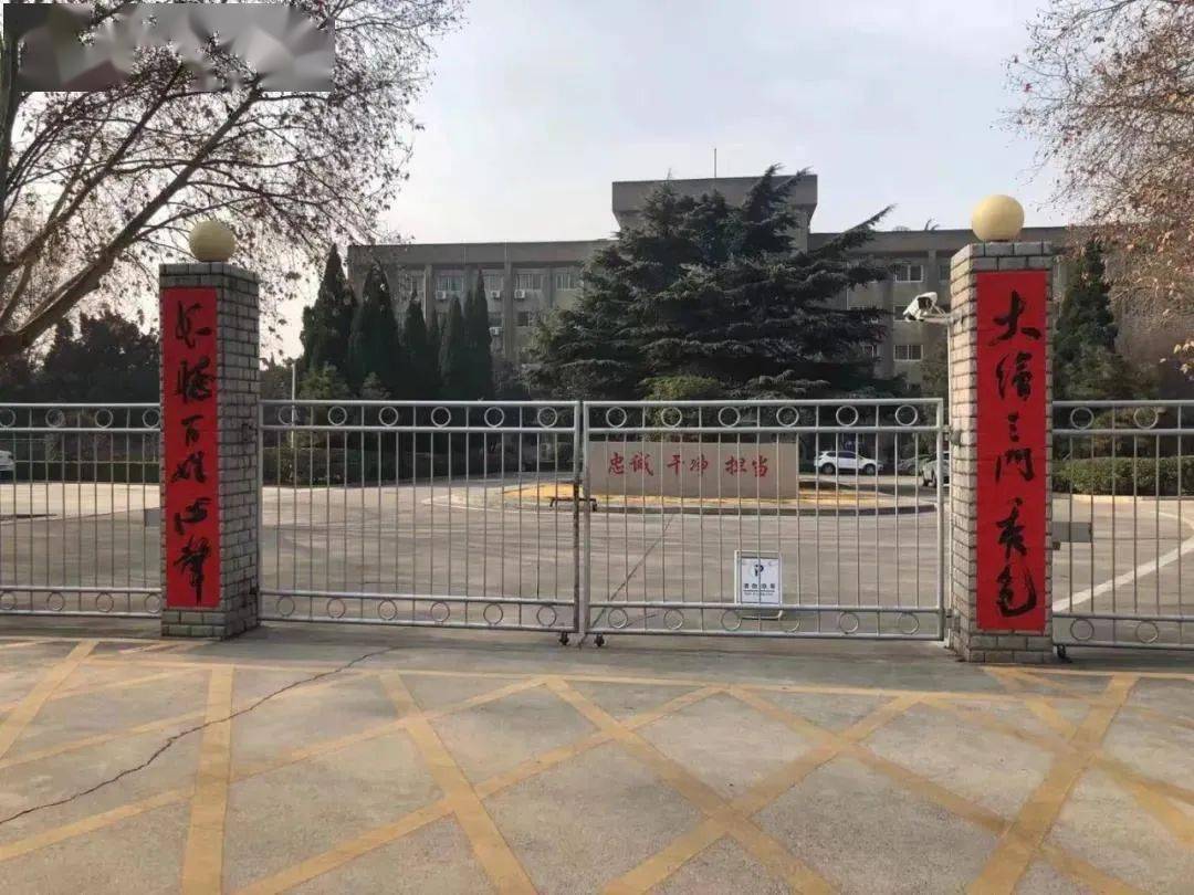 "王云峰 摄三门峡市政府大楼春联方留聚摄湖滨区委区政府春联方留聚摄