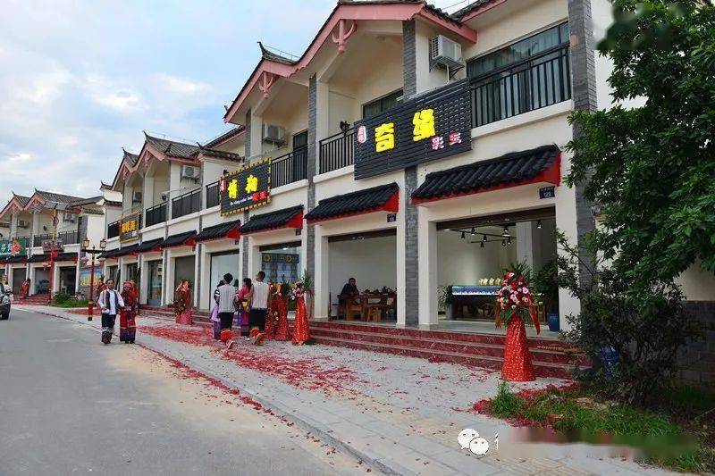 彩玉一条街篝火晚会彝族第一村村口就是充满彝族风味的温泉度假村