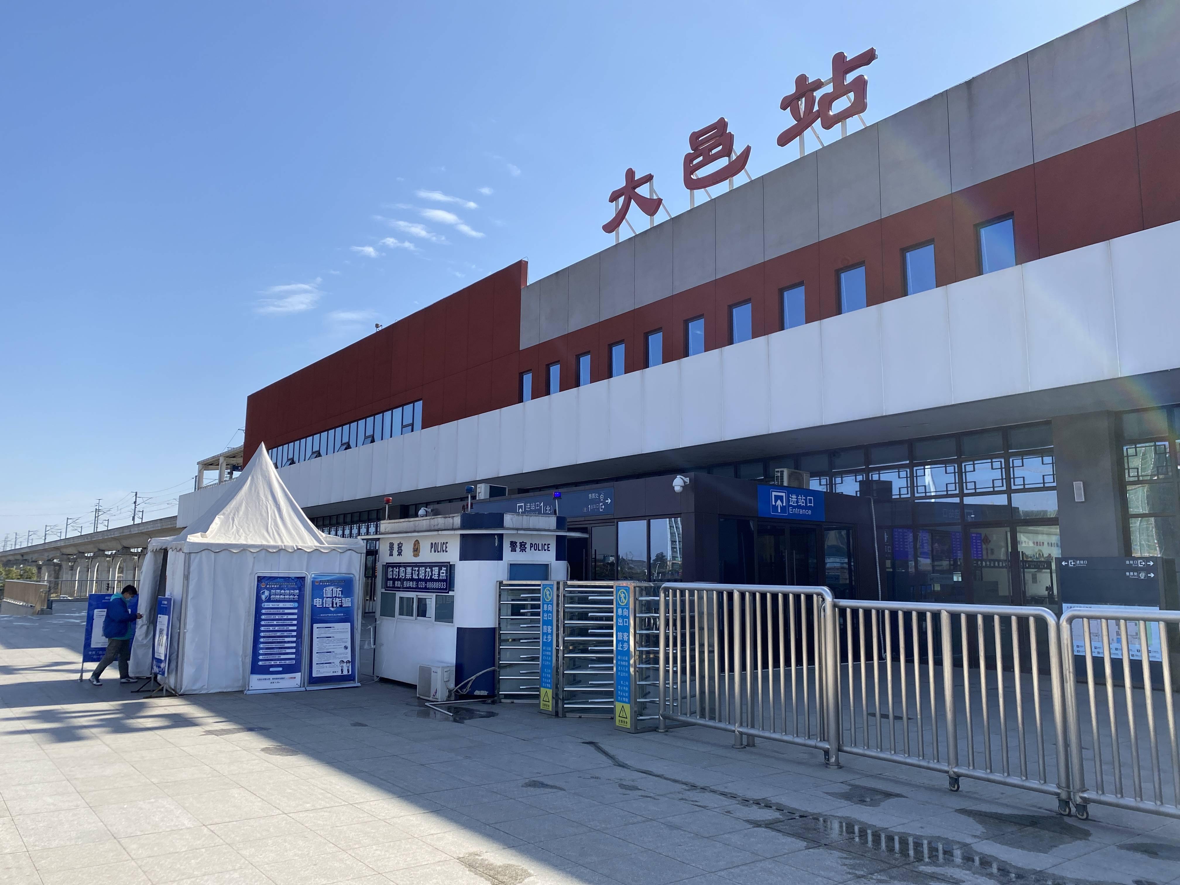 大邑站愧疚,自责车厢内看到女儿第一次上学对于女儿,洪关静充满愧疚