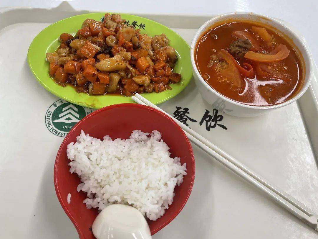步行至东区食堂吃午餐,换个口味来到禾园食堂,菜品依然很丰富.