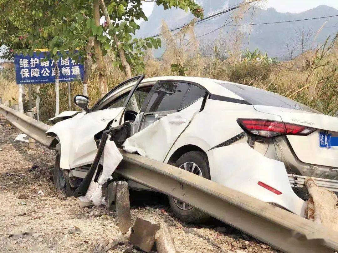 惊心!上林西燕一路段发生车祸,小车飞出护栏