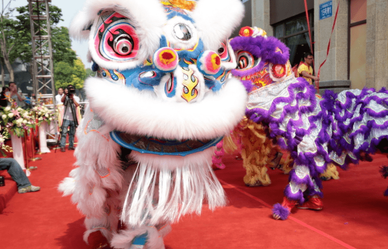 尚玉园舞狮献瑞福兆牛年