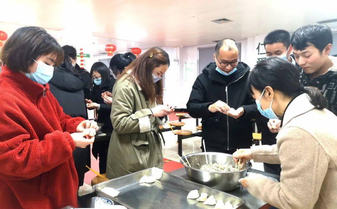 我在岗厂里过年暖洋洋节日生产不减量