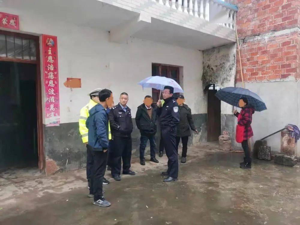 在桃陂派出所的協助下,大隊民警冒雨將曾某抓獲,根據曾某交代在龍溪火