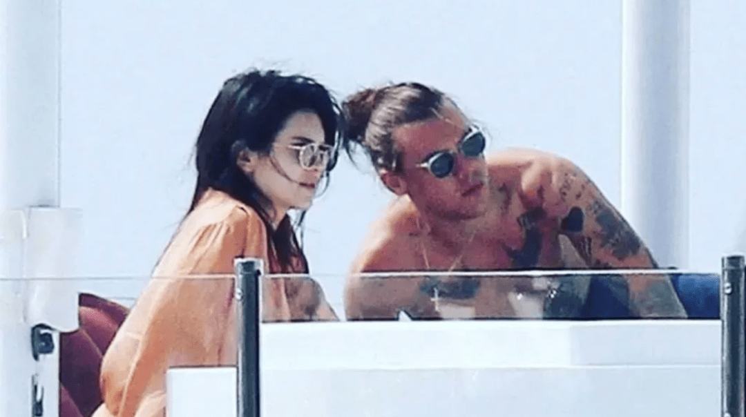 全球收入最高超模高调公布恋情,25岁的人生就如此精彩?_booker