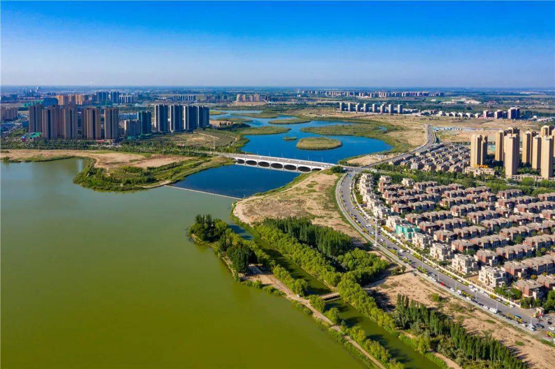 银川贺兰山下一座城半城湖