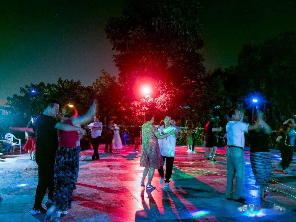 西安市临潼区新丰镇,夜晚的露天舞厅西咸新区,玻璃廊道观景台看渭河