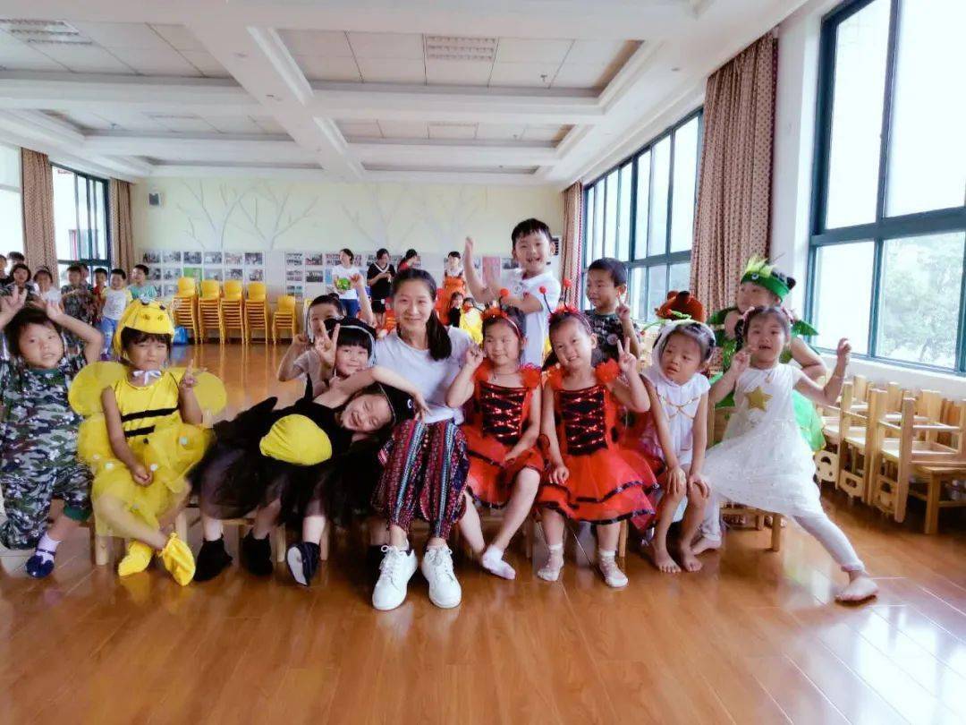 最美芳华用爱诠释教育黄宅镇中心幼儿园的孩子王