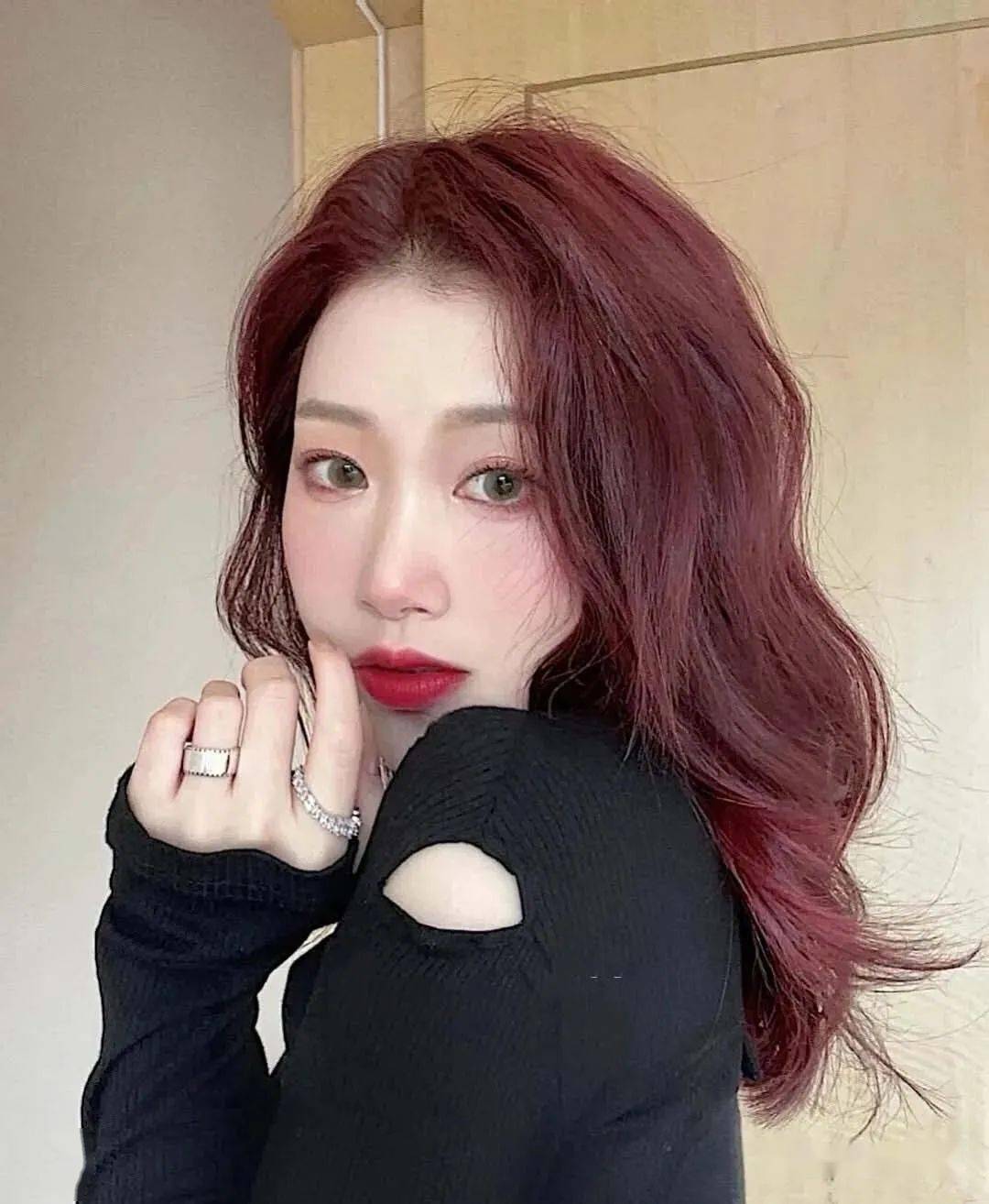 一个黄头发红嘴唇的女人猜一成语_一幅简笔画猜一个成语
