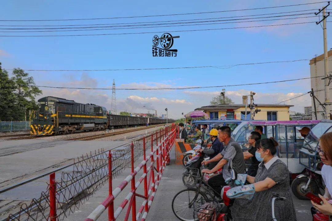 "(拍摄:罗昊琛)来来往往的"大老美"(拍摄:罗昊琛)老边车站旁的工业园