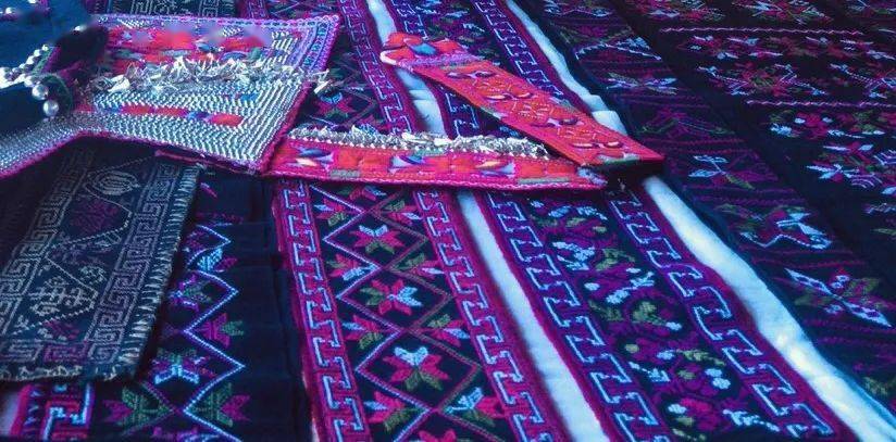 的卡通版哈尼族服饰吧!