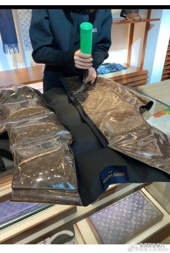 【分享】lv不坑穷人,推出充气夹克售价3万1,神似救生衣,但不防水!