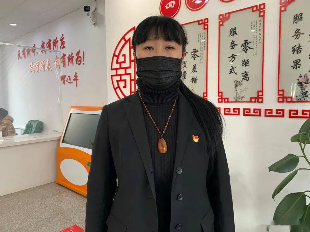 记者向亨利社区书记,主任张雪丹了解到,社区工作人员女性较多,每天