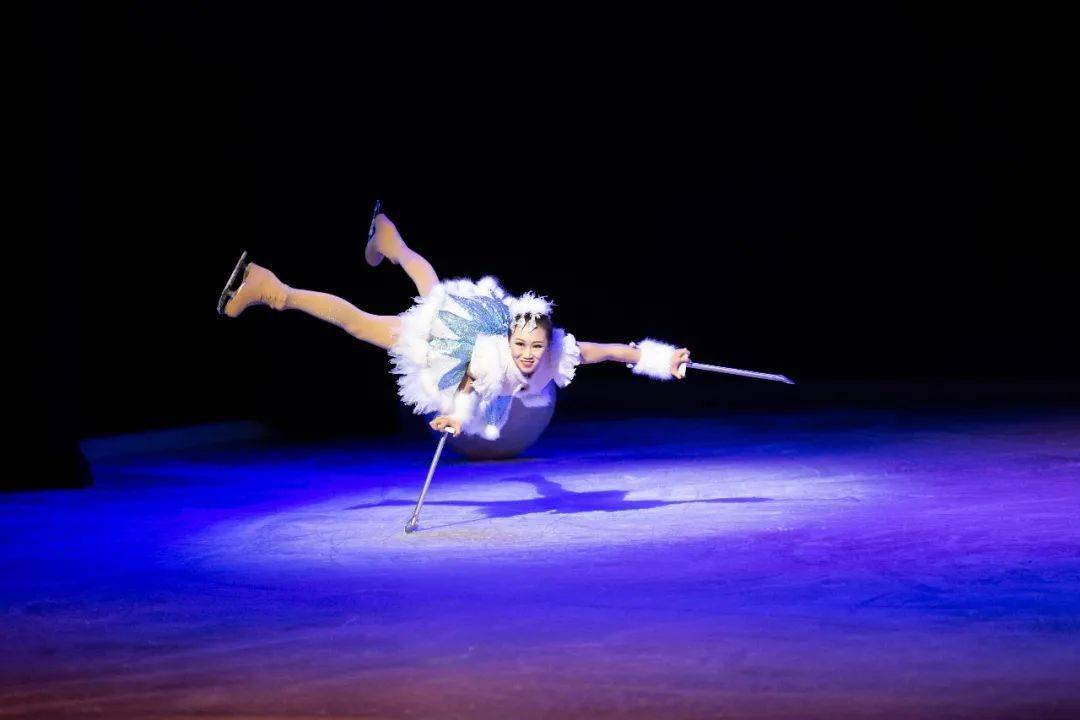 情景冰秀冰上杂技艺术晚会邂逅一场冰雪奇缘
