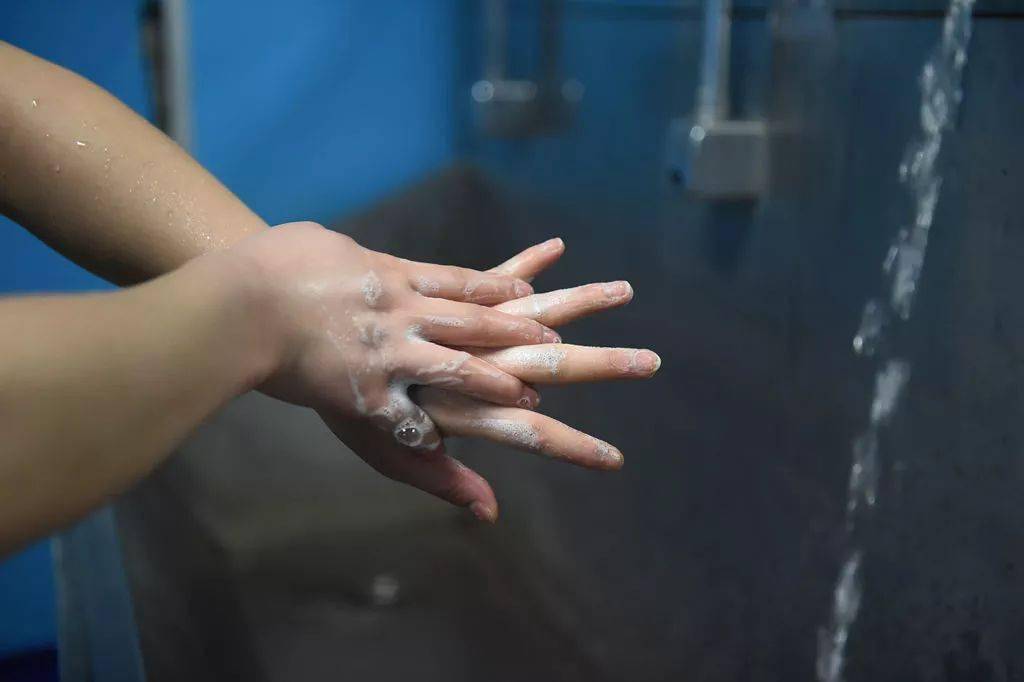 洗手绝非大家想象得那么容易他们的工作带你看看护士的手我们用这组