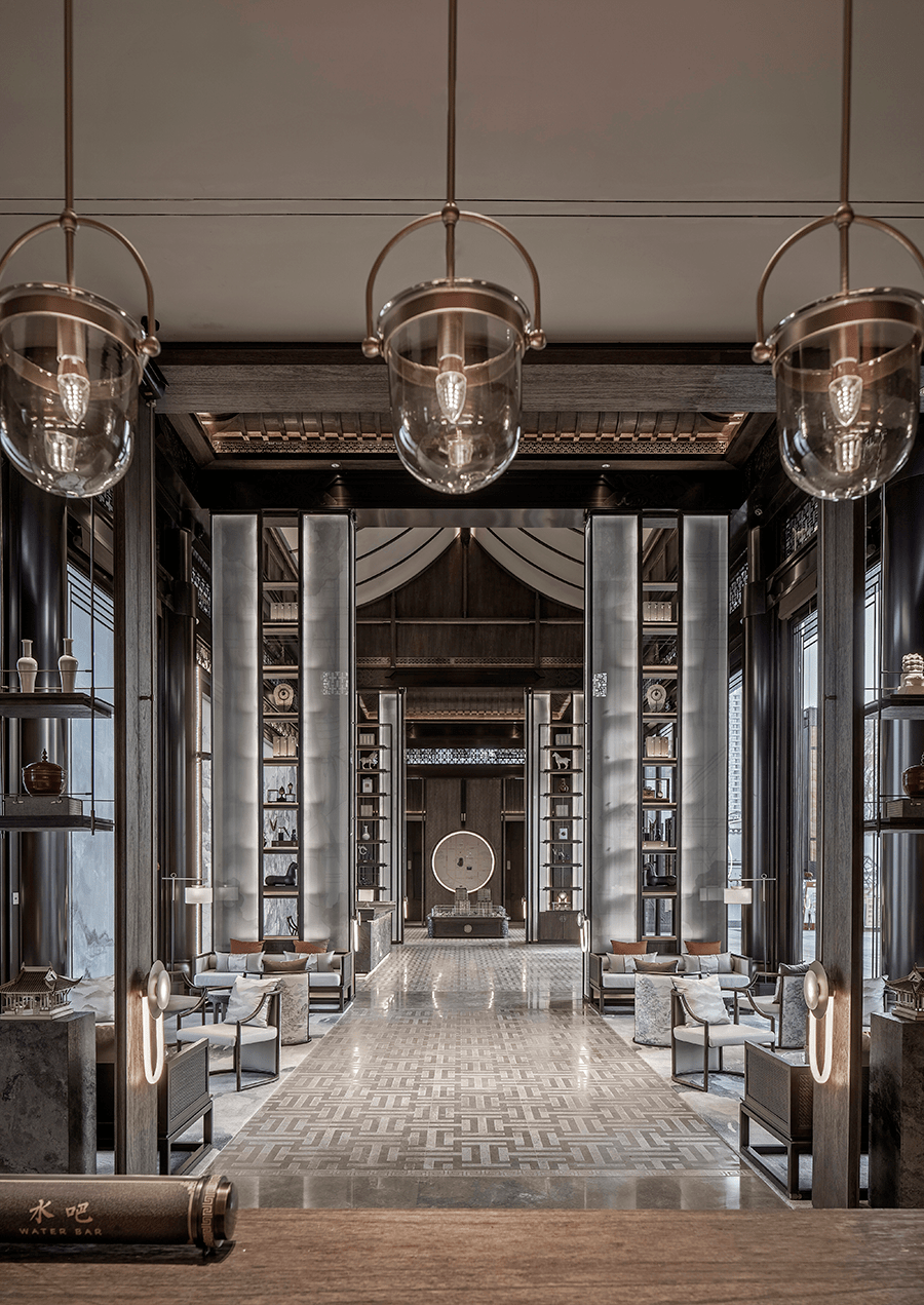 山水画作绵延而来,从室外的"庭景",再到室内的"山形",清逸秀丽之美