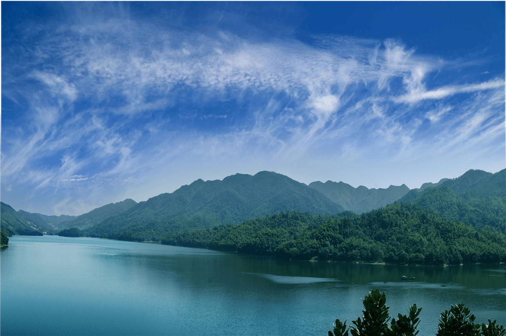 罗溪瀑布罗溪发源于海拔847米的吉安仑,由十几条山溪汇合而成.