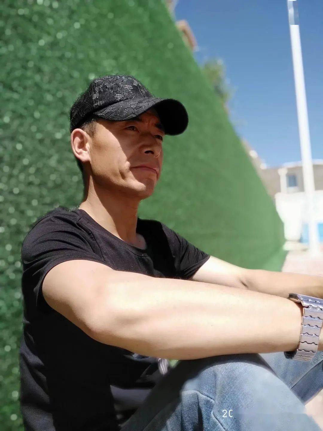 清山鹰子,生于海东互助,在海西种地打工为生,喜欢记载回忆的时尚