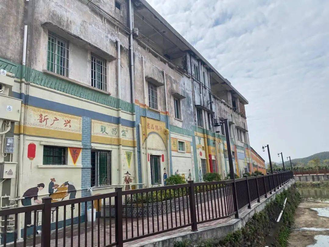 关注鹤城镇华南楼红色教育基地建设一期工程完工