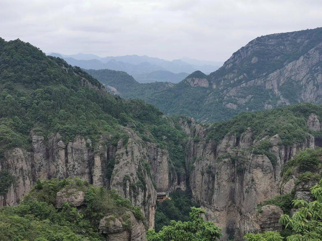 公园景区全貌,使本来在普通游客看起来高大雄险的灵峰,倚天峰,朝阳嶂