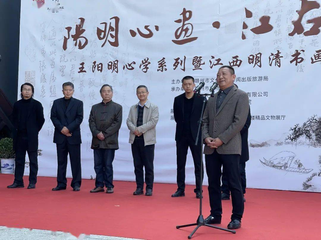 赣州市博物馆副馆长谢显纹为捐赠者颁发收藏证书展览现场精美展品王