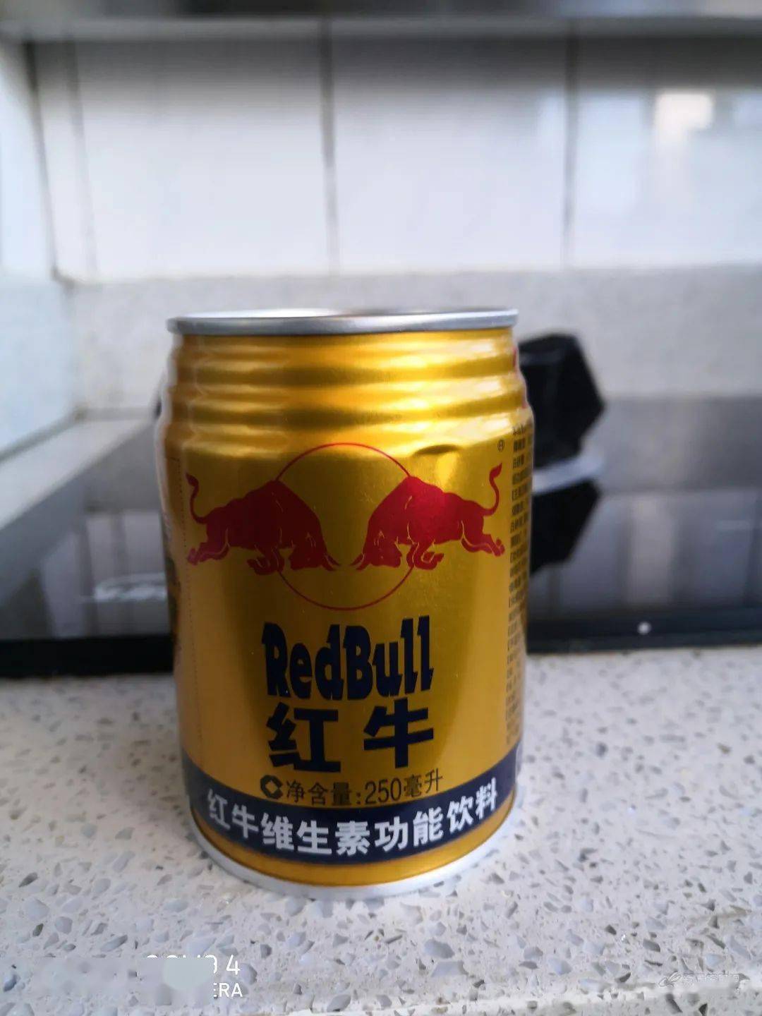 买到了山寨货网友春节收到两个产地的红牛