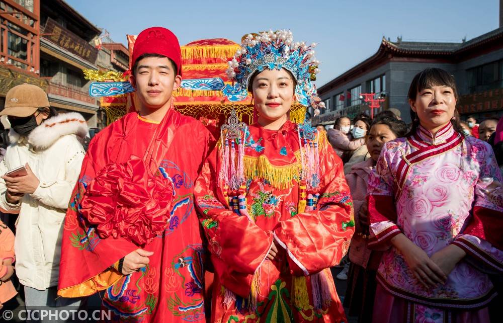 内蒙古：老街上演中式传统婚礼秀