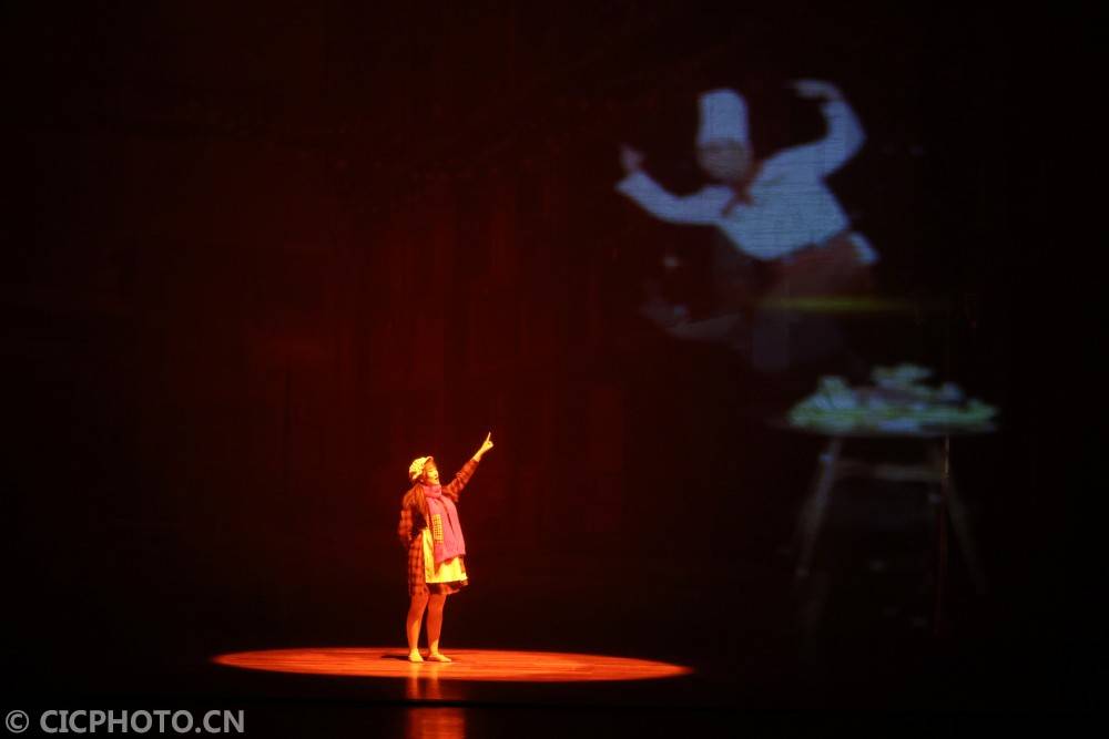 舞台剧|江苏南通：3D全息投影亲子舞台剧《卖火柴的小女孩》上演