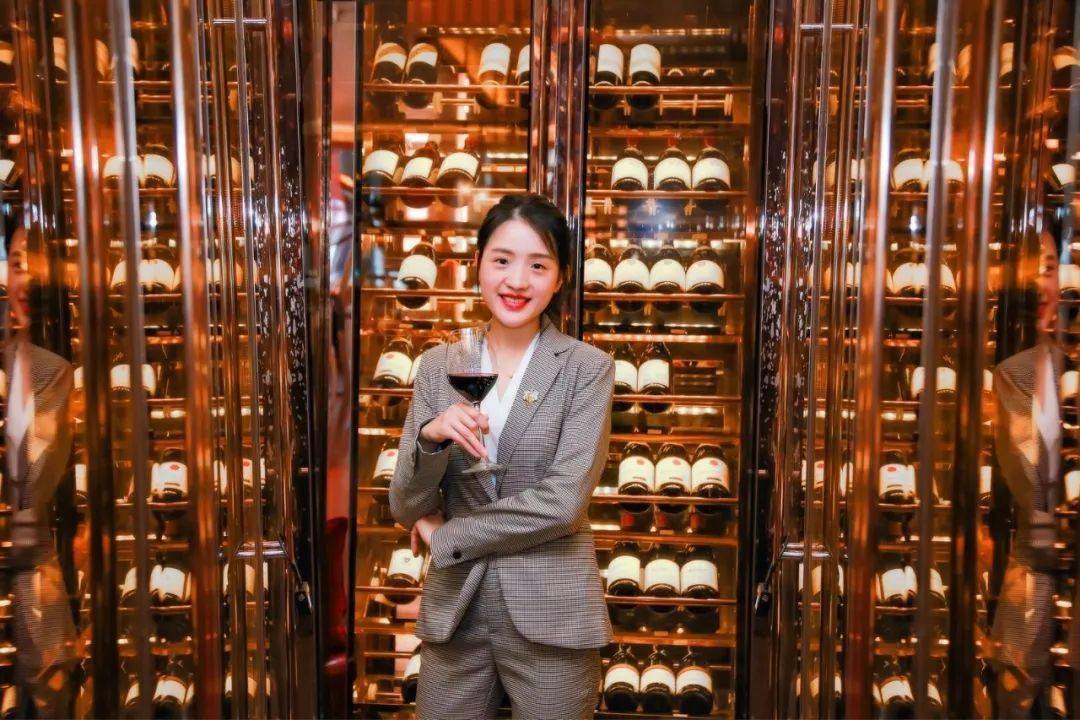 成都富力丽思卡尔顿酒店windy张慧雯专访先做一名优秀的侍酒师