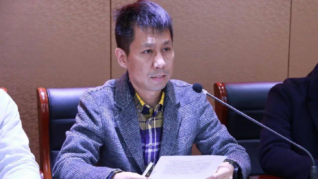 会议伊始,吴庆华副主任简明扼要地回顾了上学期的重点工作,并提纲挈领