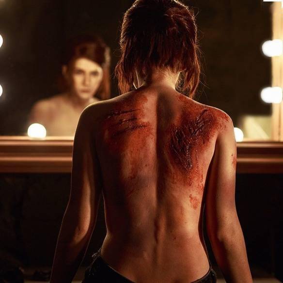 俄妹cos美国末日艾莉背后满是伤痕让人心疼