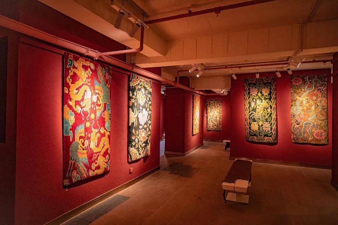 藏毯艺术展场馆介观的本次藏毯艺术展共有2个展厅,分别位于1楼和2楼