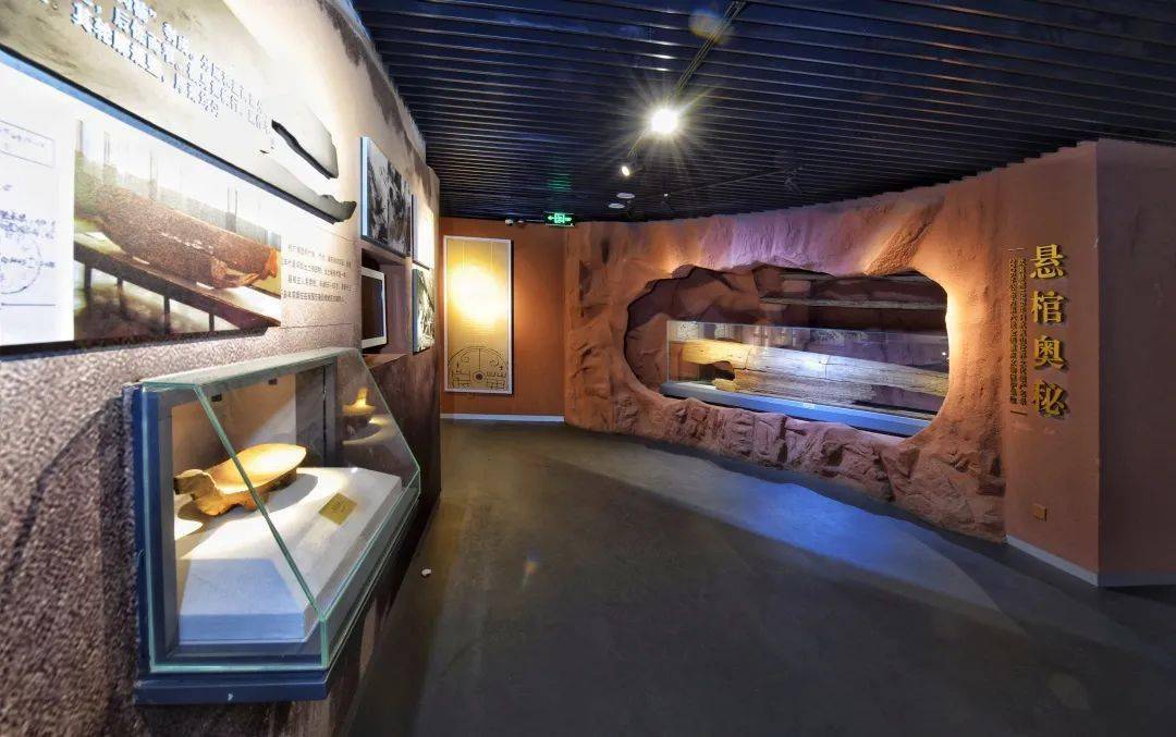"我们来到武夷山博物馆,近距离凝视这一件件文物,让思绪顺畅地抵达