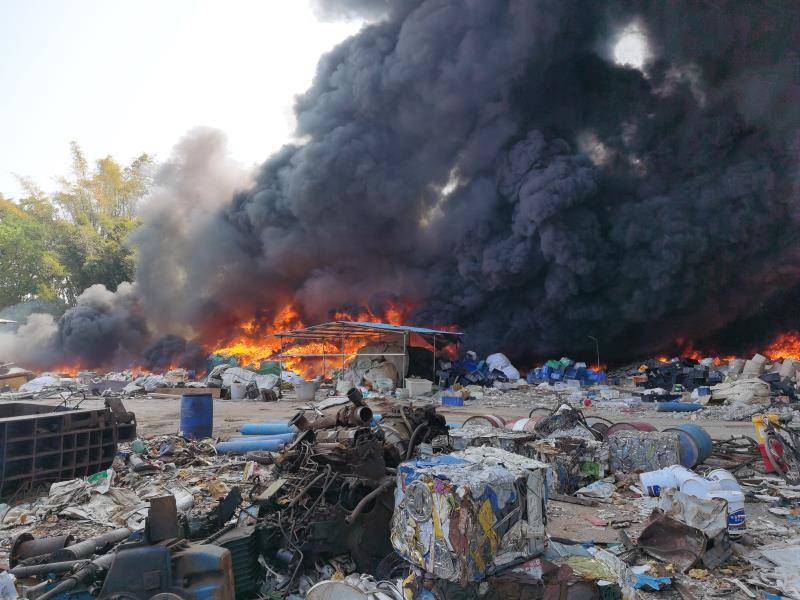 许,河源市消防指挥中心接到报警称:源城区青龙园下方一废品回收站起火