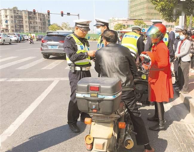 汕头交警整治摩托车电动车交通乱象,使用近30年摩托车上路行驶