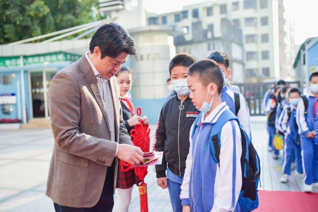 吉祥红包送祝福~校长杨土胡和全体行政喜迎皇小学子平安返校!