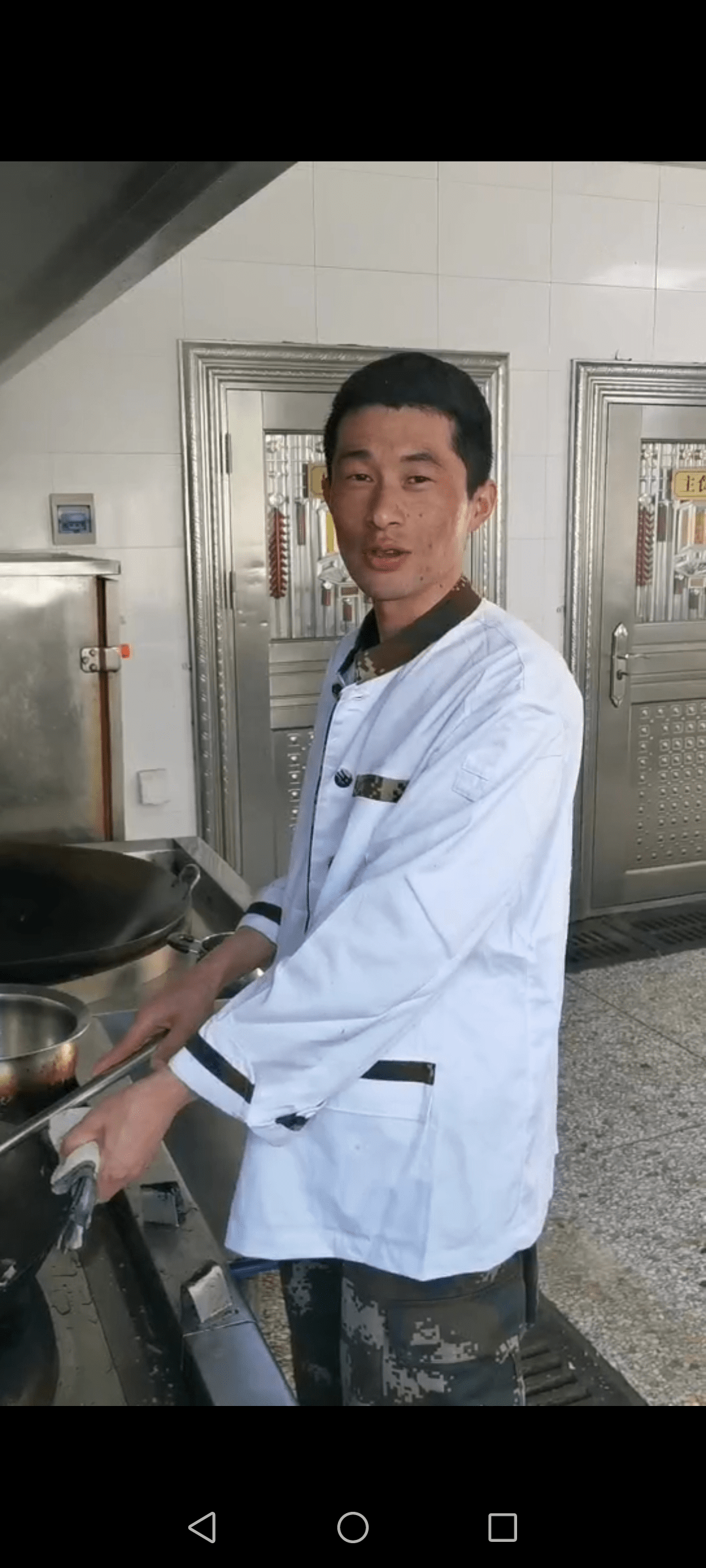 春节没能回家的武警炊事班长在部队给战友做了一桌团年饭