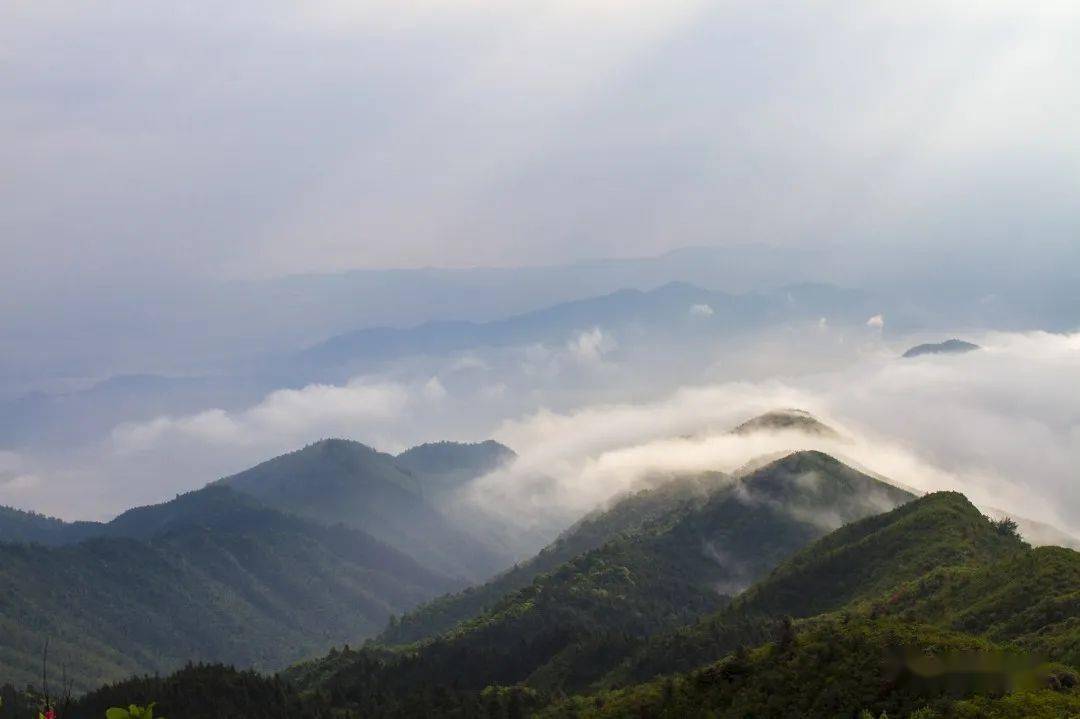 石門山,位於蓮花縣路口鎮,為蓮花,安福,永新三縣交界山,主峰海拔1300.