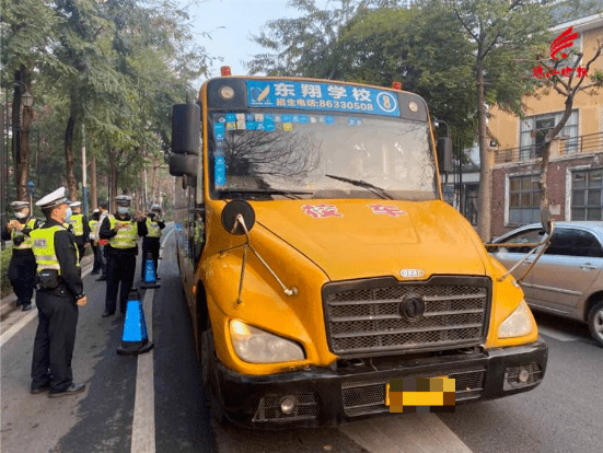 图/周钊泷此外,桂城交警部门还以开学为契机,深入各中小学开展交通