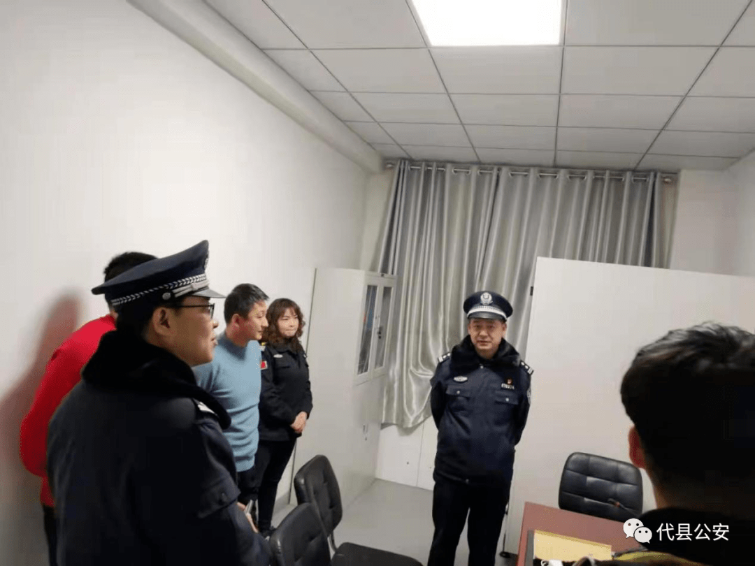 枣林林派所民警在野外巡查防火工作节日期间张红兵局长同枣林镇负责
