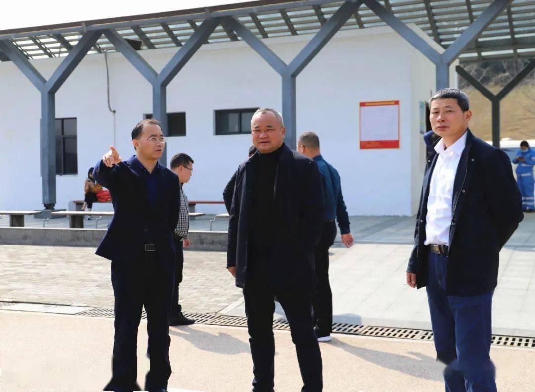 考察团由铜鼓县委副书记骆开提,县政府