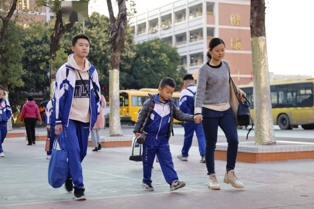 小学生开学日怎么穿搭_小学生开学黑板报(2)