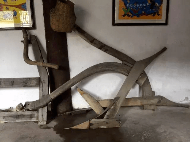 为了纪念以前传统的这个农具,村里面把它们收集起来放在民俗馆里.