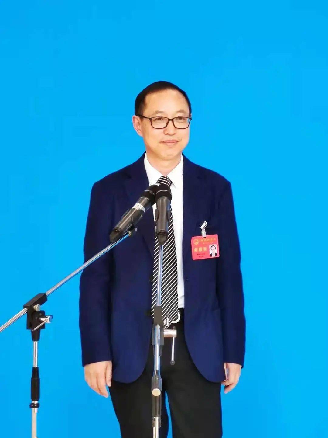 市人大代表何志锋他说:"下一步,我们将持续探索代表联系群众制度化