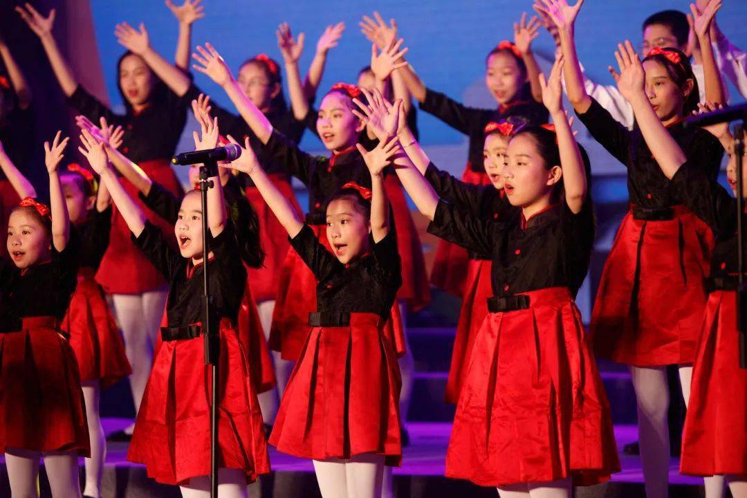 小海鸥合唱团用动人歌声唱响南海区第二届春节少儿艺术盛典的舞台