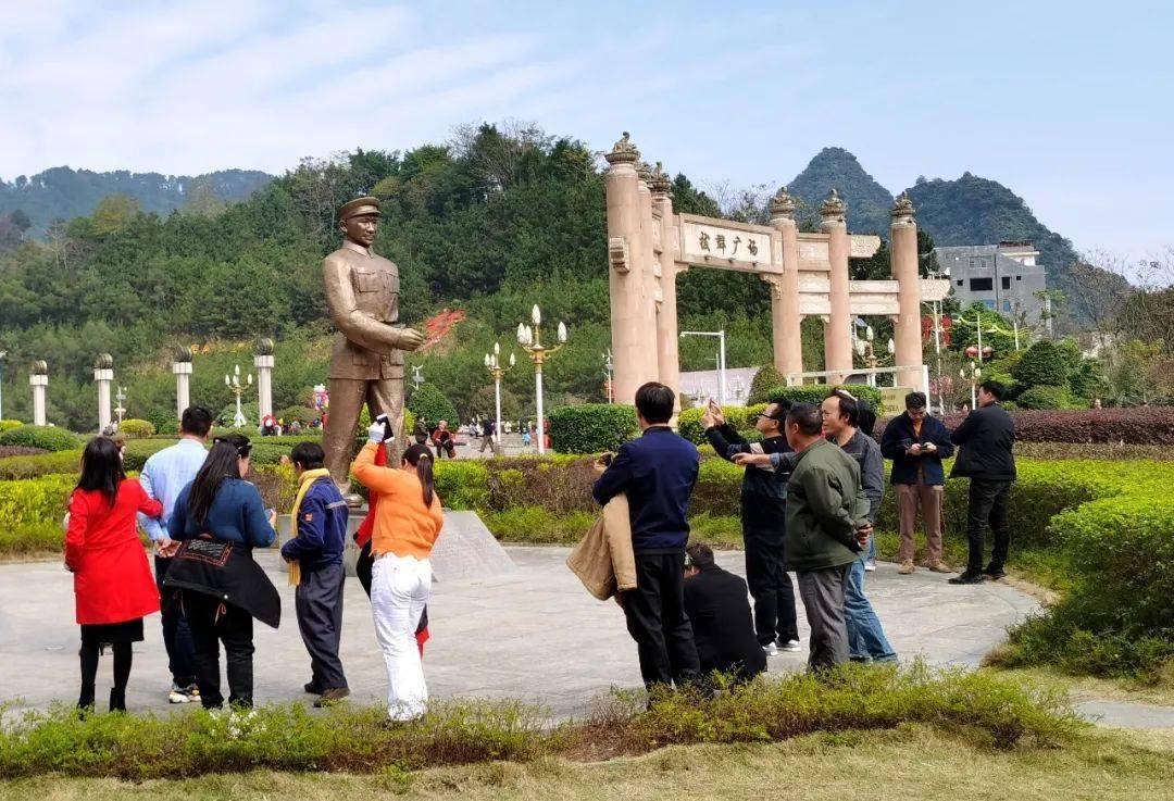 選擇就地過年的遊客韋秀春帶著一家老小來到三石鎮弄沙屯紅軍亭聽山歌